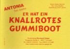 Er hat ein knallrotes Gummiboot 