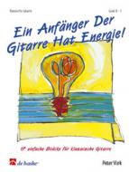 Ein Anfänger der Gitarre hat Energie 