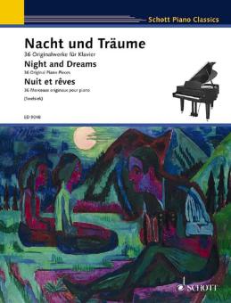 Phantastisches Duett zweier Bäume vor dem Fenster 