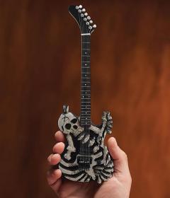 George Lynch Skull & Bone Model von Axe Heaven im Alle Noten Shop kaufen